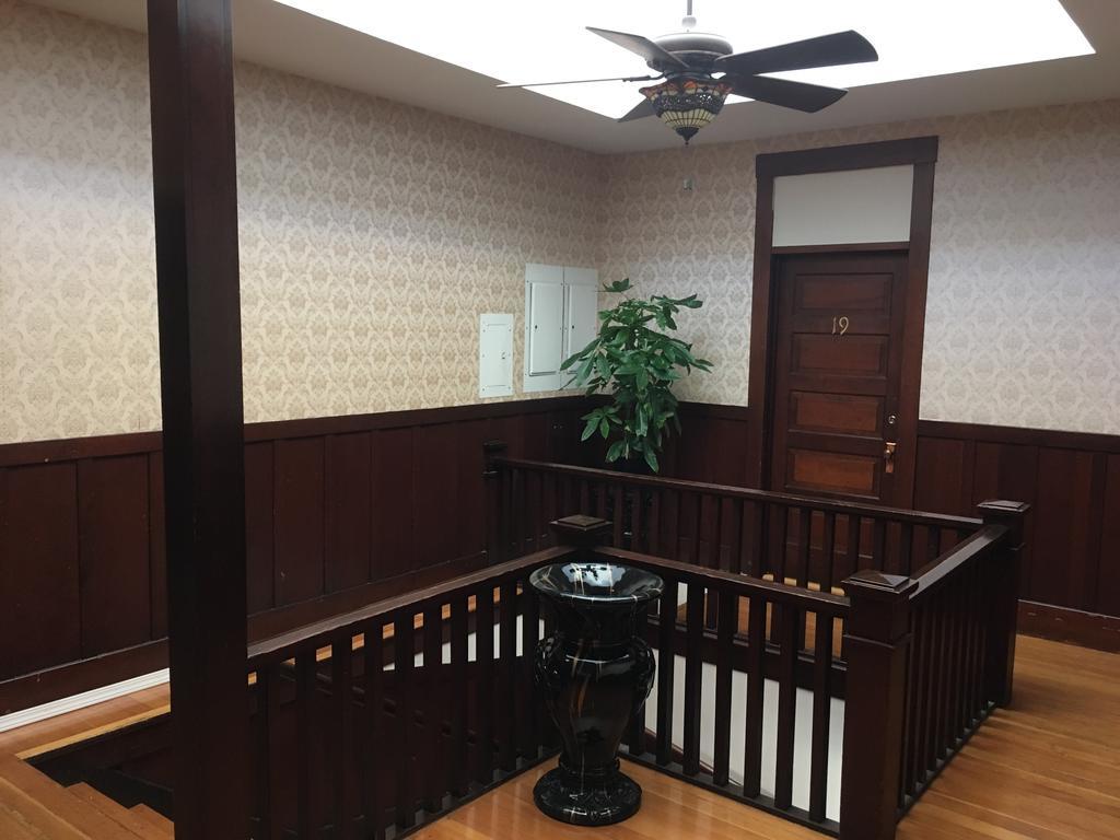 Hotel Burgess Reedley Екстер'єр фото
