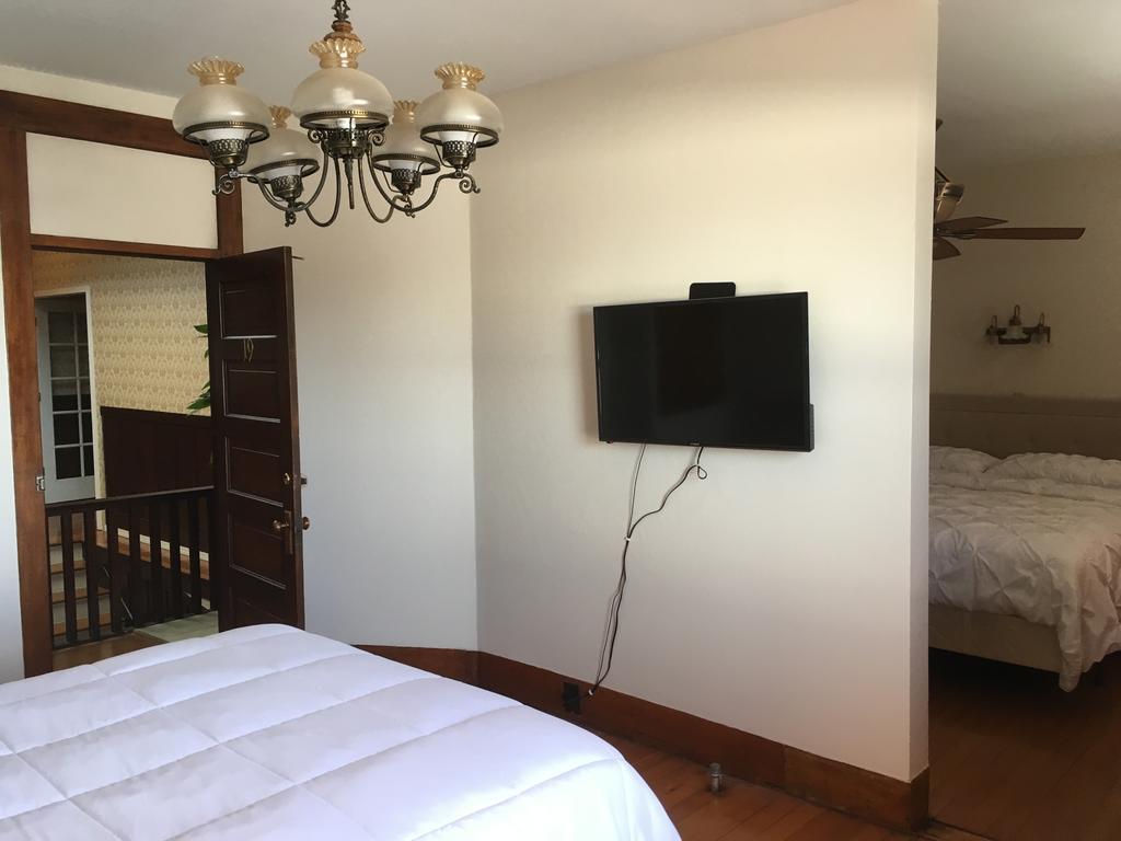 Hotel Burgess Reedley Екстер'єр фото