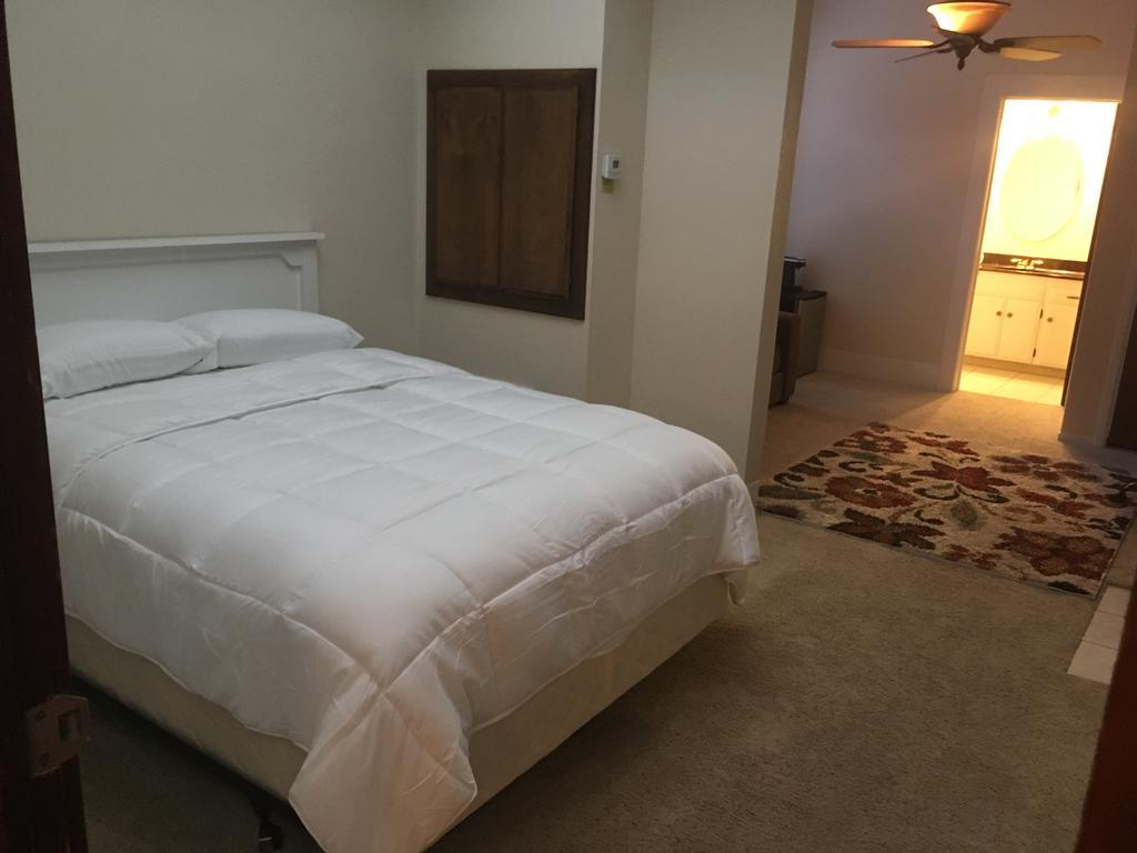 Hotel Burgess Reedley Екстер'єр фото